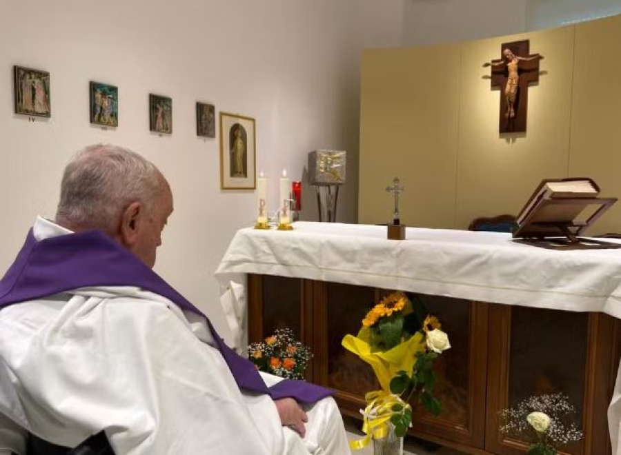 Vaticano divulga primeira foto do Papa Francisco após mais de um mês de internação