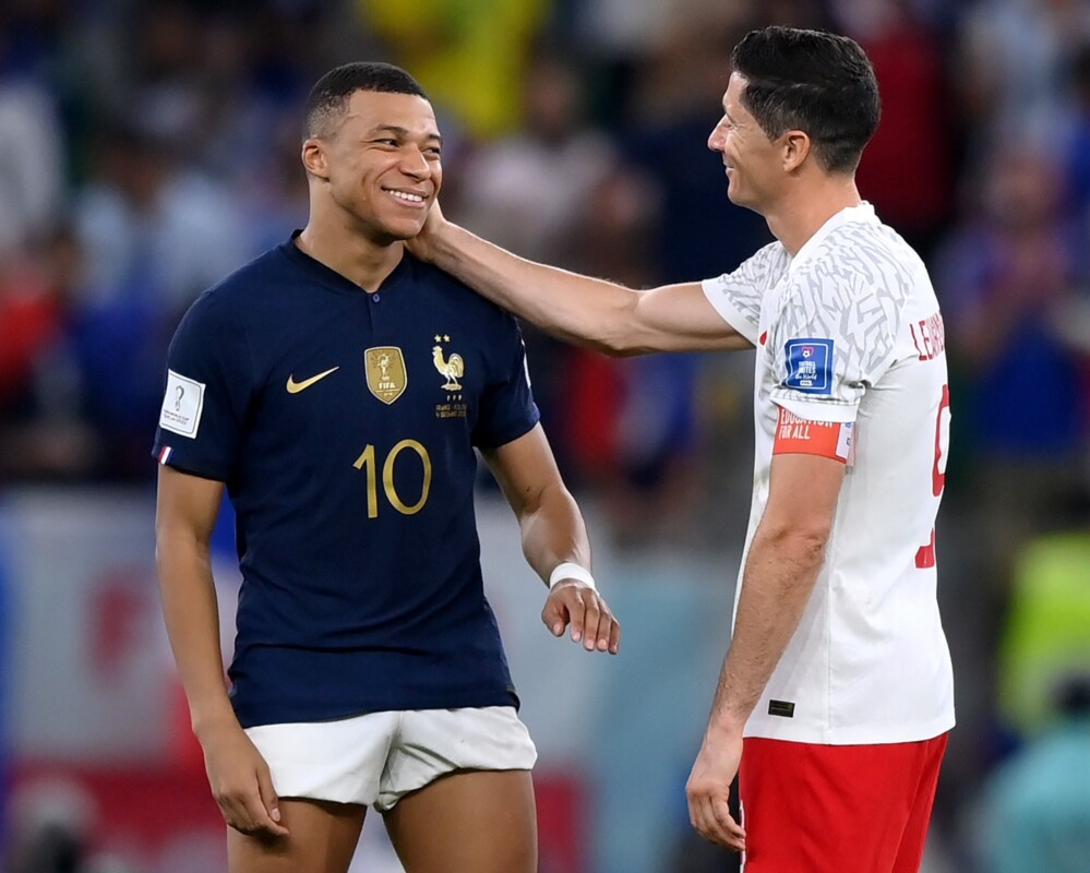 Craques se cumprimentam após a vitória francesa (Twitter/FIFA).