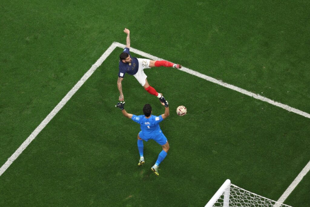 Theo Hernandez abre o placar para a França. (Twitter/FIFA)