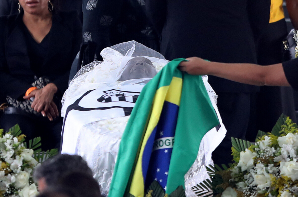 O caixão de Pelé, com as bandeiras do Brasil e do Santos